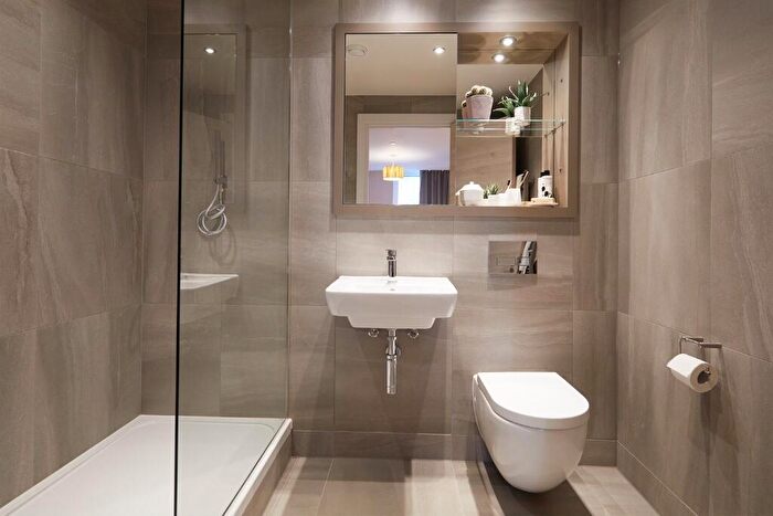 2 Bedroom Apartment To Rent In Rochdale Road, Manchester, Greater Manchester, M4