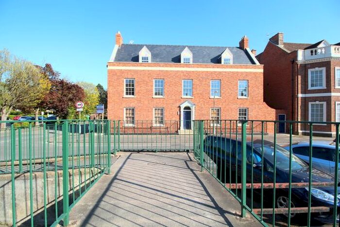 2 Bedroom Flat To Rent In High Street, Spalding, Lincolnshire, PE11