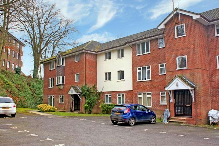 2 Bedroom Flat To Rent In Flat, Ferndown Court, Dickers Lane, Alton GU34