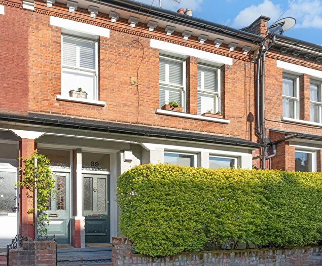 3 Bedroom Maisonette For Sale In Richmond Road, N15