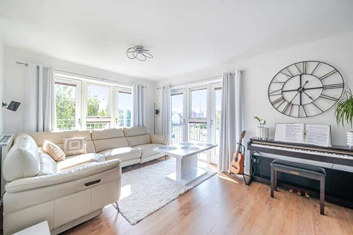 2 Bedroom Flat For Sale In Wentworth Place, Bracknell, Berkshire, RG42