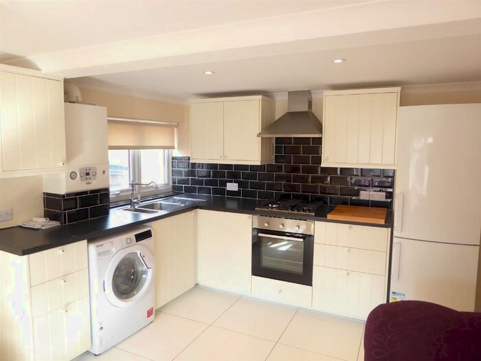 2 Bedroom Flat To Rent In Links Road, Tooting Junction, SW17