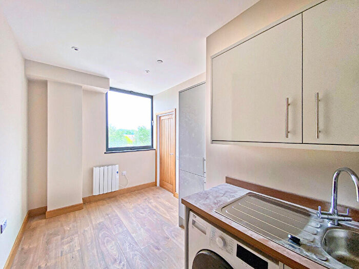 1 Bedroom Flat To Rent In Hartshead House, - Victoria Road, GU14