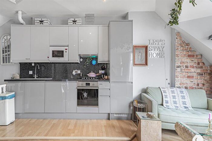 2 Bedroom Flat For Sale In Upper Richmond Road West, East Sheen, SW14