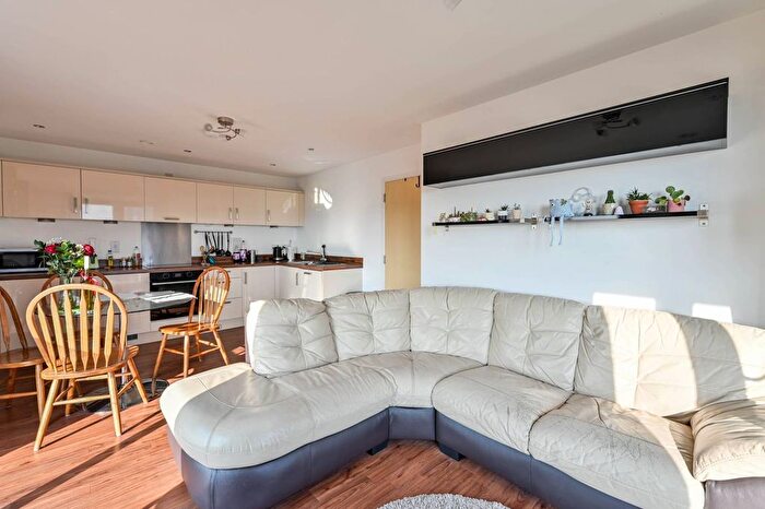 2 Bedroom Flat For Sale In Guildford Road, Woking, GU22