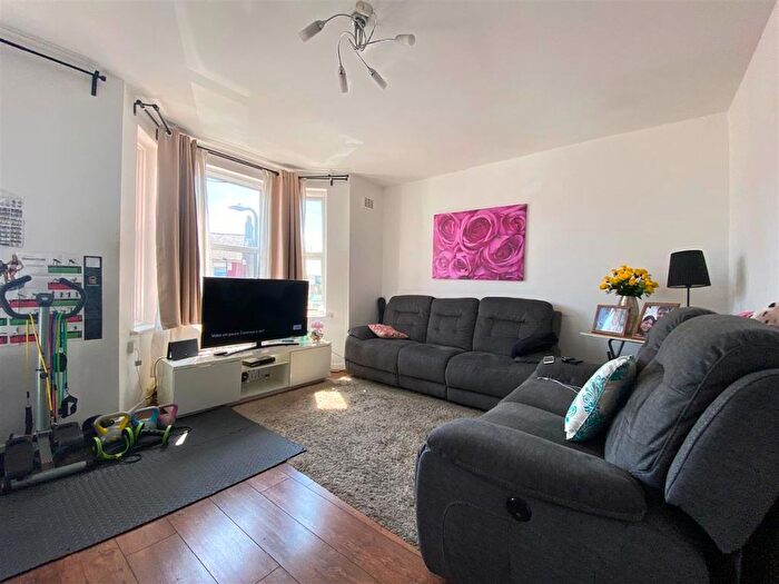 2 Bedroom Flat To Rent In Villiers Road, London, NW2