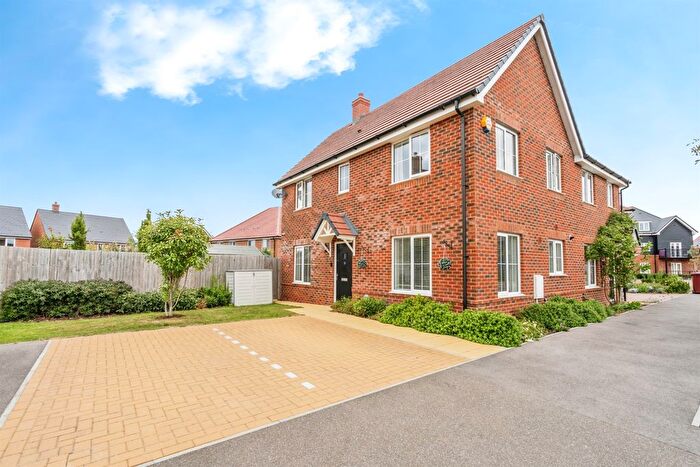 3 Bedroom Semi-Detached House For Sale In Eider Drive, Chichester, PO20