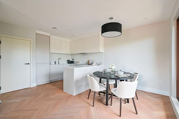3 Bedroom Flat For Sale In Lynton Road, Acton, London, W3