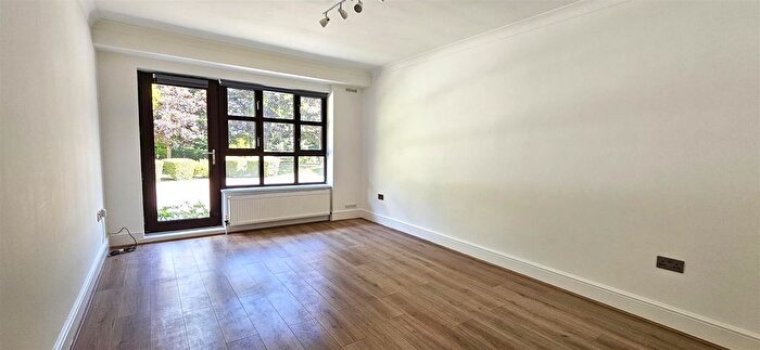 2 Bedroom Flat To Rent In Woodside Lane, London, N12