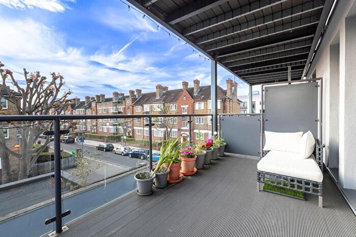 2 Bedroom Flat For Sale In Tooting High Street, London, SW17