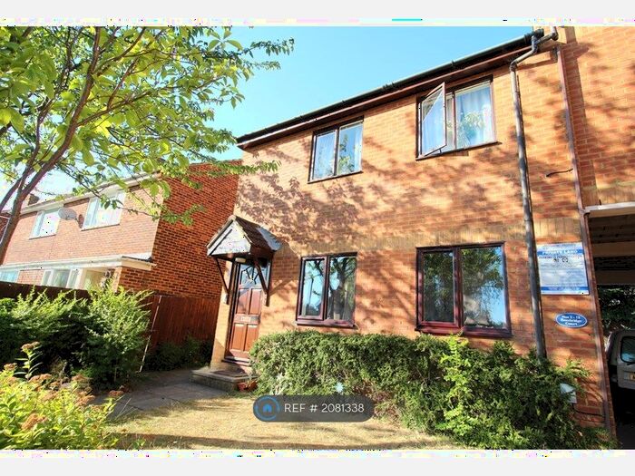 2 Bedroom Flat To Rent In Bembridge Court, Aldershot, GU12