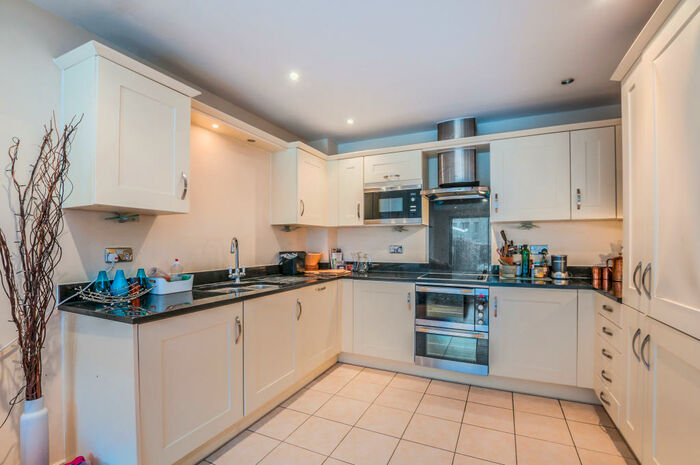 2 Bedroom Apartment To Rent In Spur House, The Crescent, SL6
