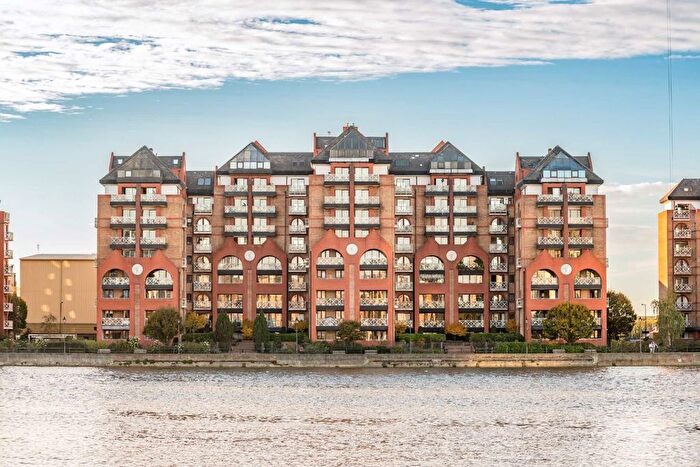 2 Bedroom Flat To Rent In William Morris Way, London, SW6