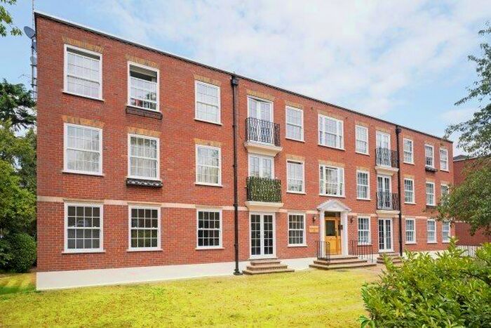 2 Bedroom Flat To Rent In St. Georges Avenue, Weybridge, KT13