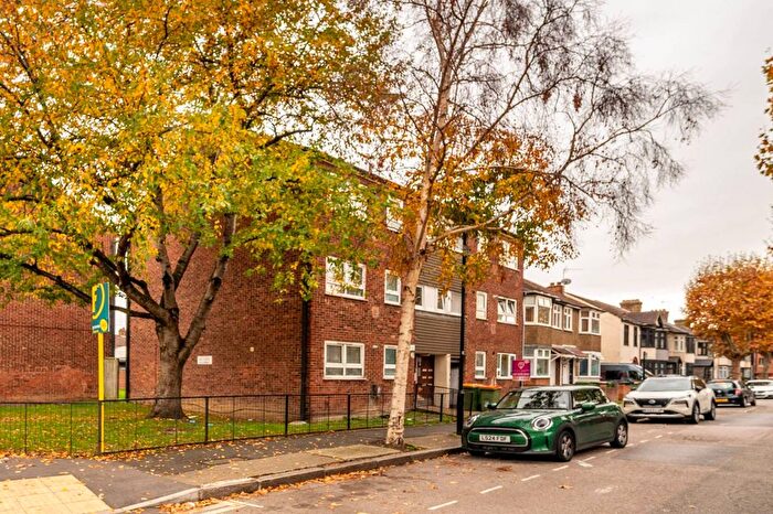 2 Bedroom Flat For Sale In Landseer Avenue, Manor Park, London, E12