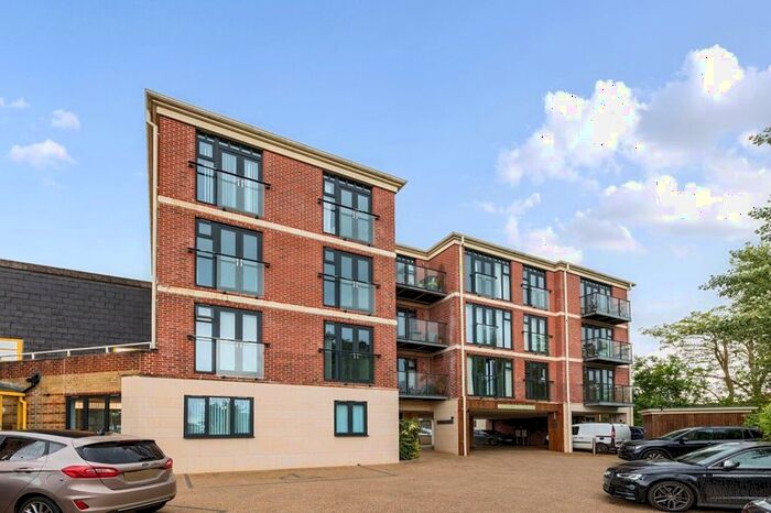 2 Bedroom Flat To Rent In South Park, Sevenoaks, TN13