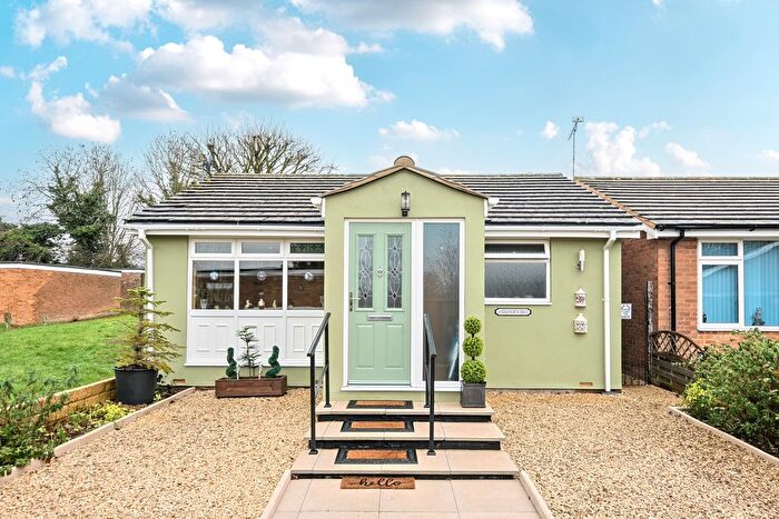 2 Bedroom Detached Bungalow For Sale In Edgeworth Drive, Carterton, Oxfordshire, OX18
