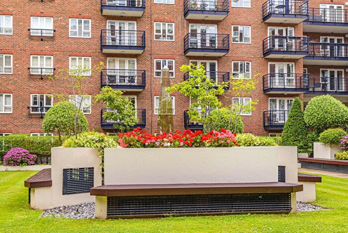 1 Bedroom Flat To Rent In Carisbrooke House, Royal Quarter, Seven Kings Way, Kingston Upon Thames, KT2