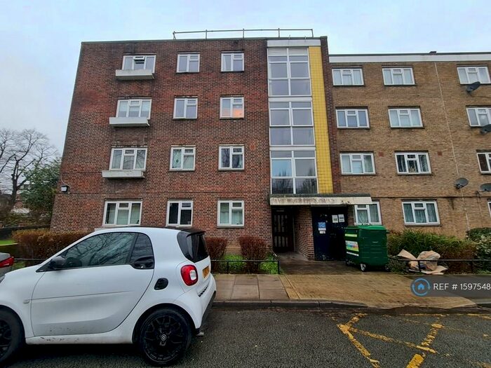 3 Bedroom Flat To Rent In Cormorant Court, London, SE21