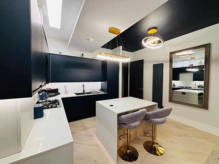 1 Bedroom Flat For Sale In High Road, London, N20