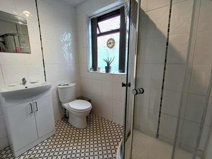 2 Bedroom Semi-Detached Bungalow For Sale In Farndale Road, Bradford, BD15