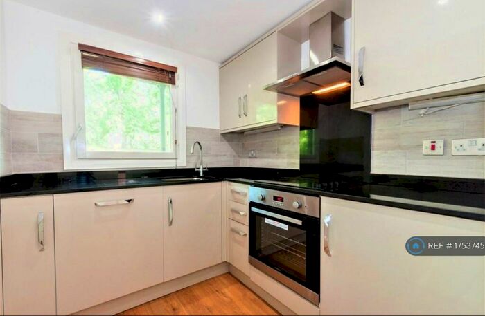 2 Bedroom Flat To Rent In North Crescent, Leeds, LS2