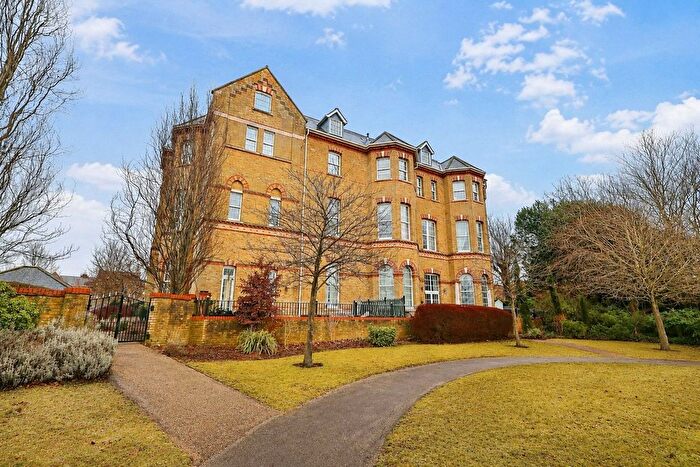 2 Bedroom Flat To Rent In Florence Way, Knaphill, Woking, Surrey, GU21