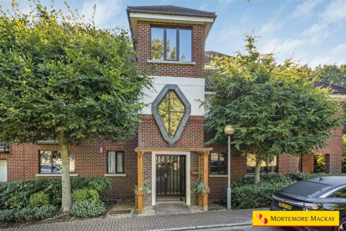 3 Bedroom Flat For Sale In Brook Park Close, London, N21