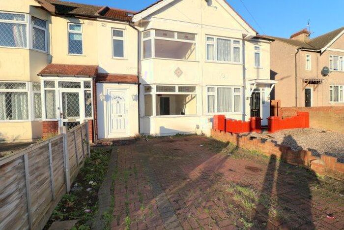 3 Bedroom Property To Rent In Upminster Road South, Rainham RM13