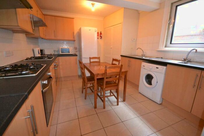 9 Bedroom Terraced House To Rent In Basingstoke Road, Reading, Berkshire, RG2