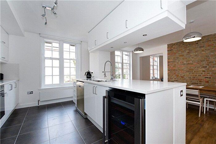 3 Bedroom Flat To Rent In Cookham House, Montclare Street, E2
