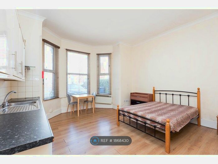 Studio To Rent In Woodside Park Road, London, N12