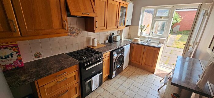 4 Bedroom Semi-Detached House To Rent In Beck Close, Smethwick, B66