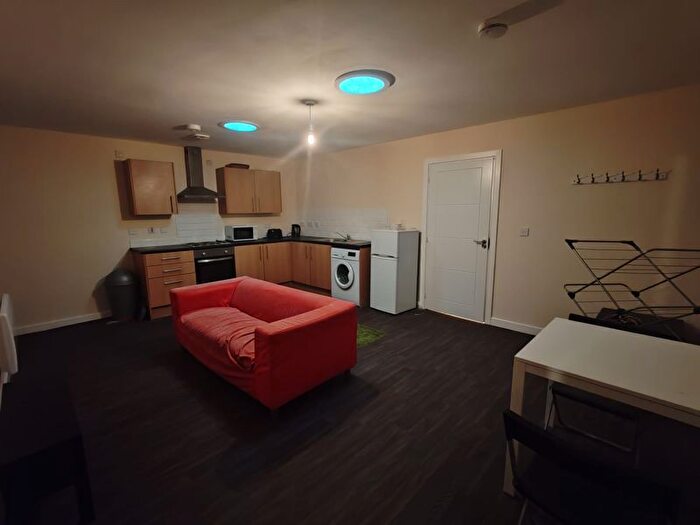 3 Bedroom Flat To Rent In Broad Lane, Huddersfield, HD5