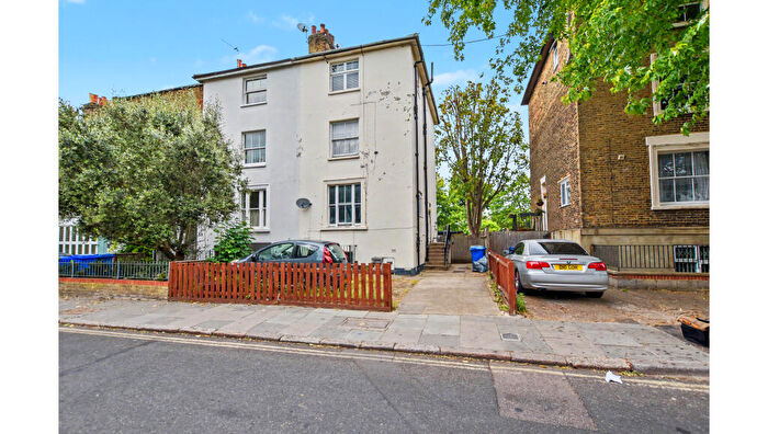 2 Bedroom Maisonette For Sale In B Choumert Road, Peckham, London, SE15