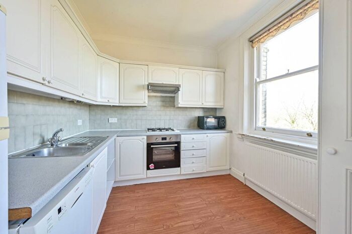 2 Bedroom Flat To Rent In Putney Hill, Putney, London, SW15