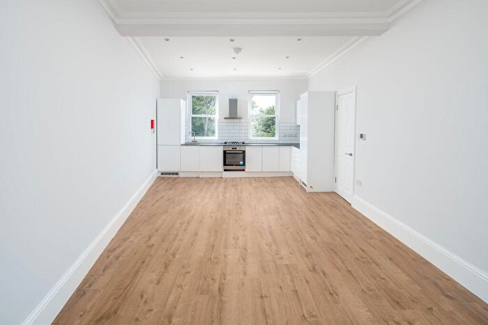 2 Bedroom Flat To Rent In Palmerston Road, Walthamstow, E17