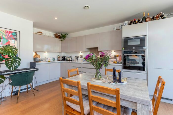 2 Bedroom Flat For Sale In Kilburn Park Road, London, NW6