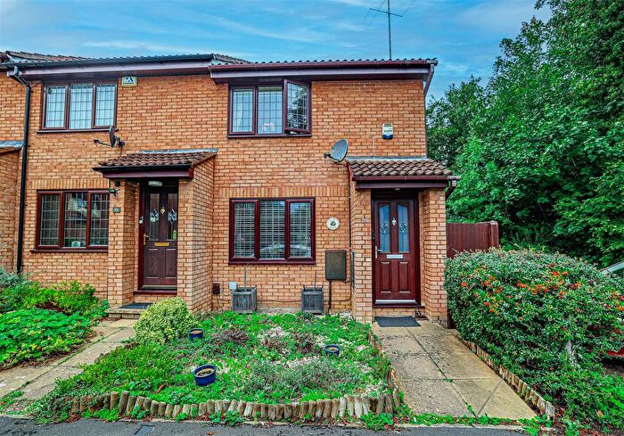 2 Bedroom Property For Sale In Crackley Meadow, Hemel Hempstead, HP2