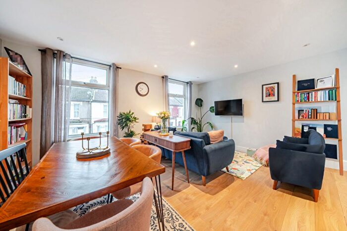 3 Bedroom Flat For Sale In Finborough Road, Tooting, London, SW17