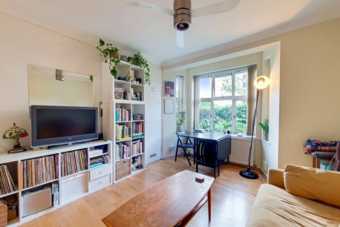 2 Bedroom Flat To Rent In Denmark Road, London, SE5