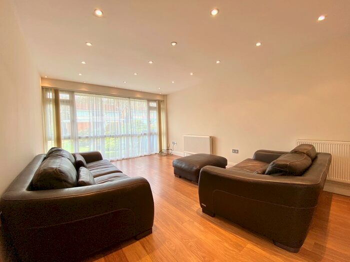 4 Bedroom Detached House To Rent In Woodside Park Area, London, N12
