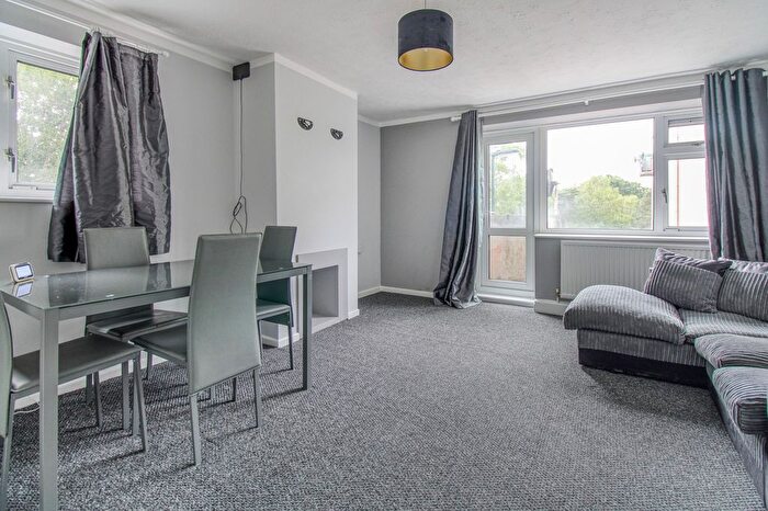 2 Bedroom Flat To Rent In Hinkler Road, Southampton, SO19