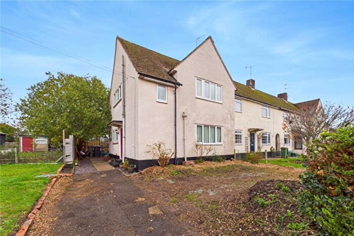3 Bedroom End Of Terrace House For Sale In Hawthorn Road, Newbury, Berkshire, RG14