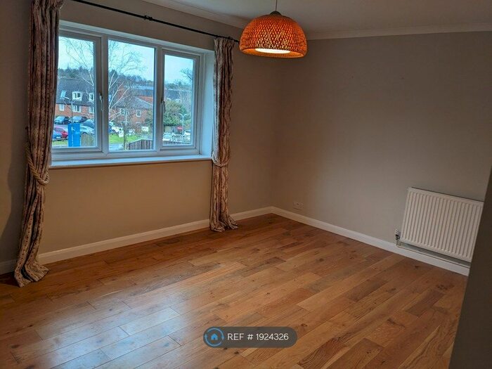 1 Bedroom Flat To Rent In The Meads, Haslemere, GU27