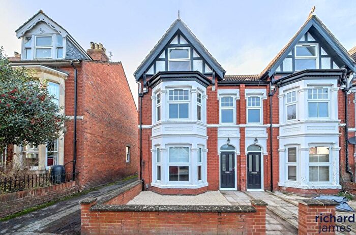 4 Bedroom End Of Terrace House For Sale In Goddard Avenue, Old Town, Swindon, SN1