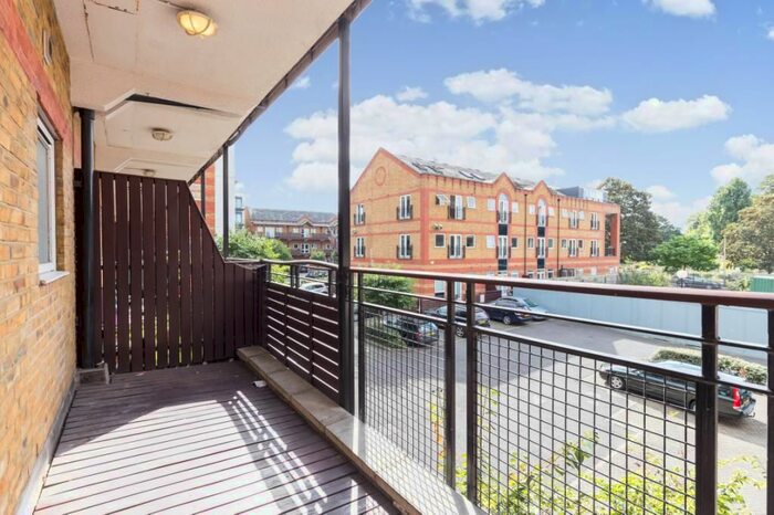 2 Bedroom Flat To Rent In River House, 16 Northfields, London SW18