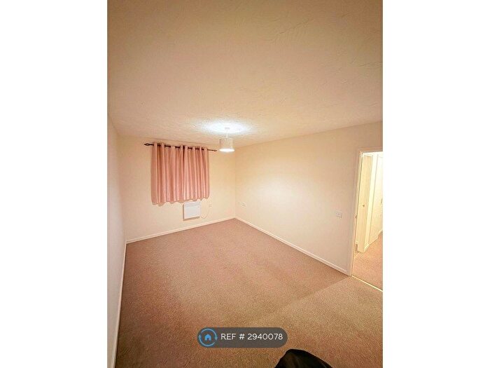 2 Bedroom Flat To Rent In Swallows Croft, Reading, RG1