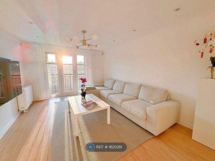 2 Bedroom Flat To Rent In Linen Court, Salford, M3