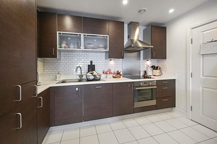 2 Bedroom Flat To Rent In Christian Street, Whitechapel, London, E1